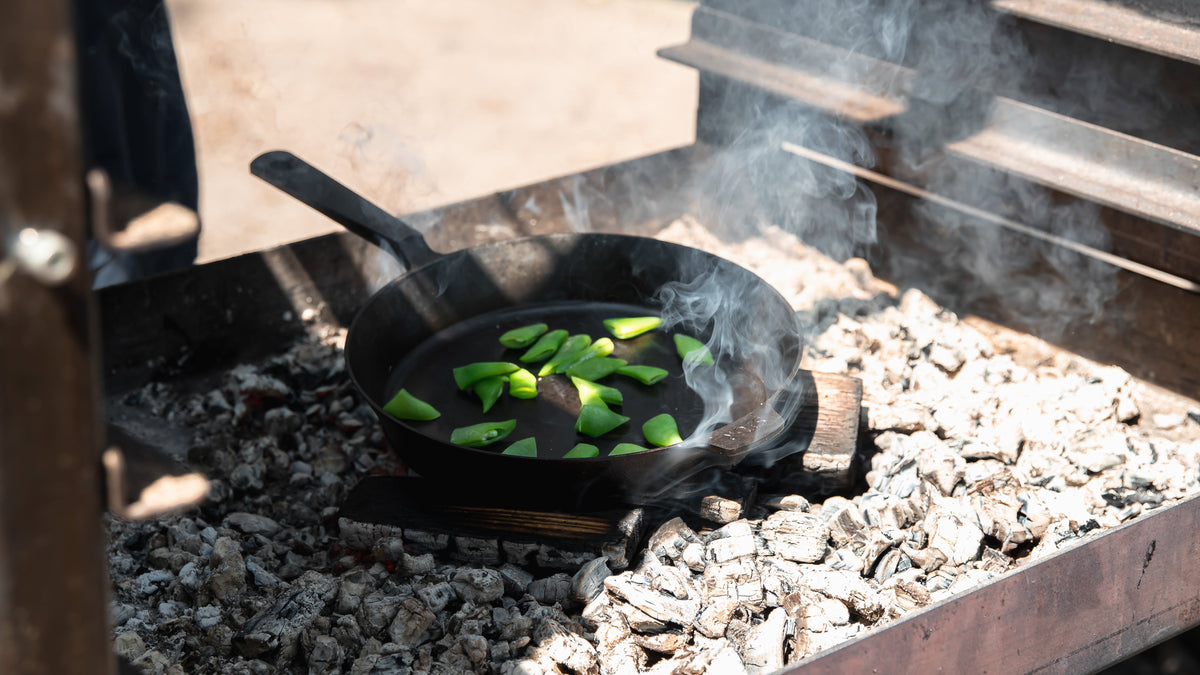 Gusseisenpfanne auf dem Grill: So verwendest Du sie richtig