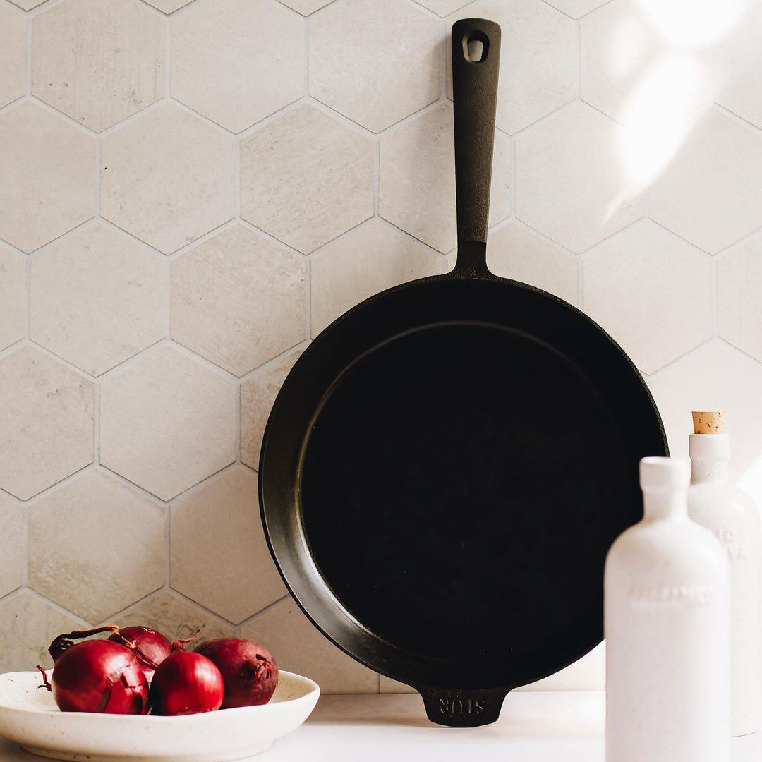 STUR-Pfanne angelehnt an Wand